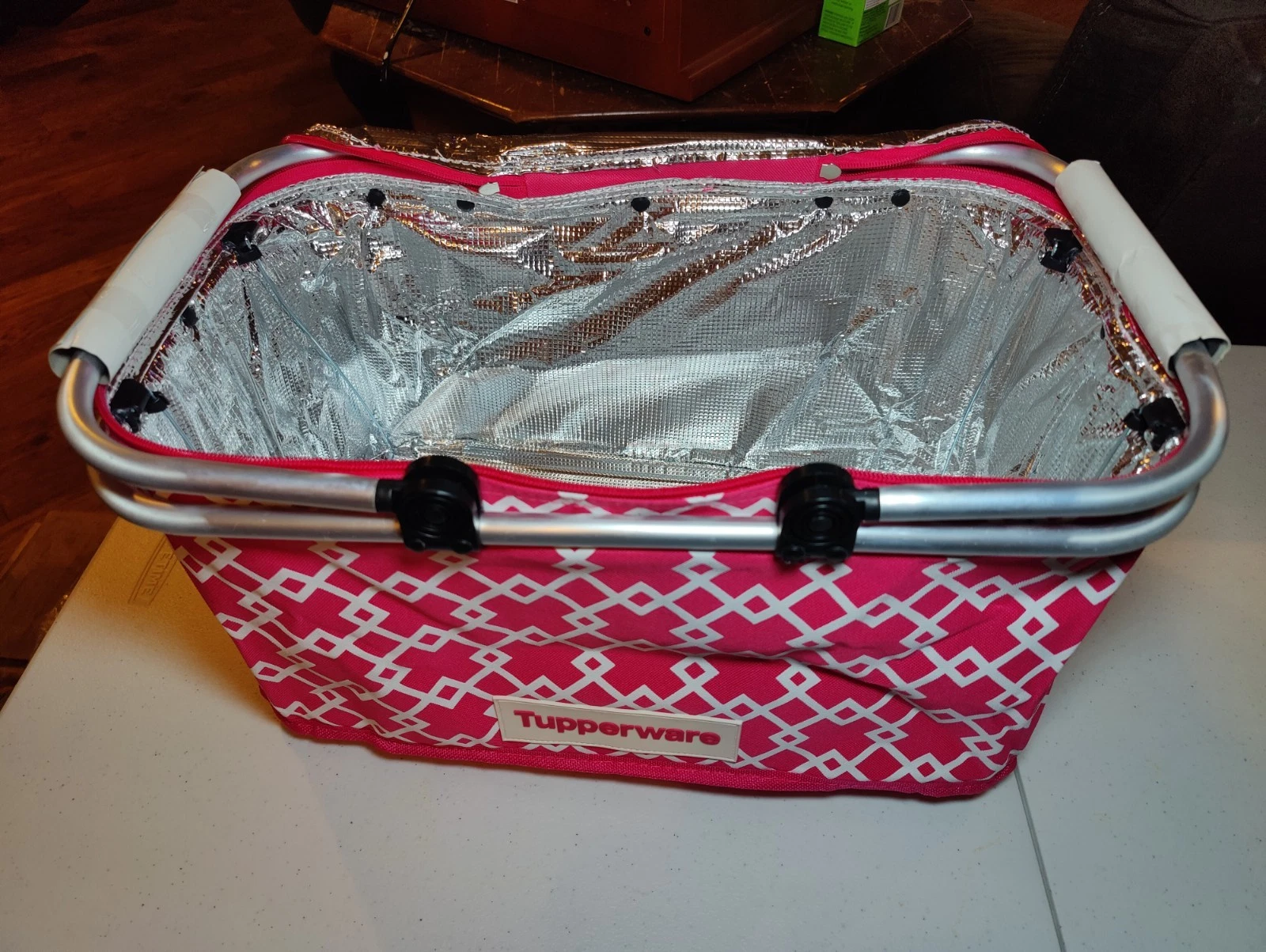 NEW Tupperware Collapsible Insulated Picnic Basket/Cooler Pink/White Pattern