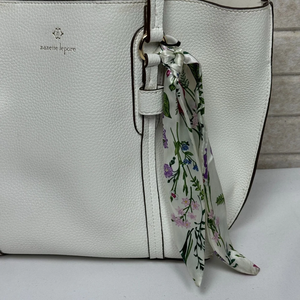 Bolso de Mano Nanette Lepore Blanco Guijarro Cuero Vegano Cremallera Floral Bufanda Acento Foto 2 de 4