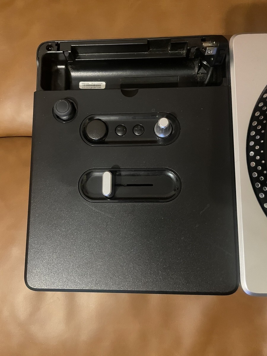 Nintendo WII - DJ Hero Turntable Controller Kit w/ Game Nintendo WII - DJ Hero Turntable Controller Kit w/ Game