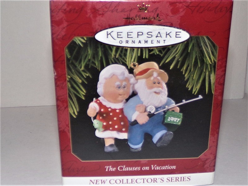 HALLMARK KEEPSAKE ORNAMENT! "THE CLAUSES ON VACATION" SWEET HOLIDAY TREASURE!