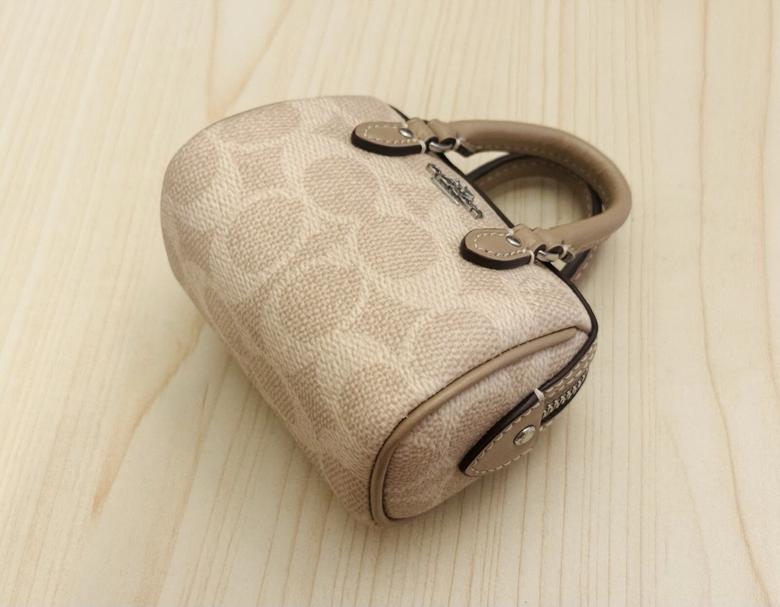 Borsa a tracolla Coach Mini Rowan nuova con etichette ciondolo in tela firmata sabbia tortora