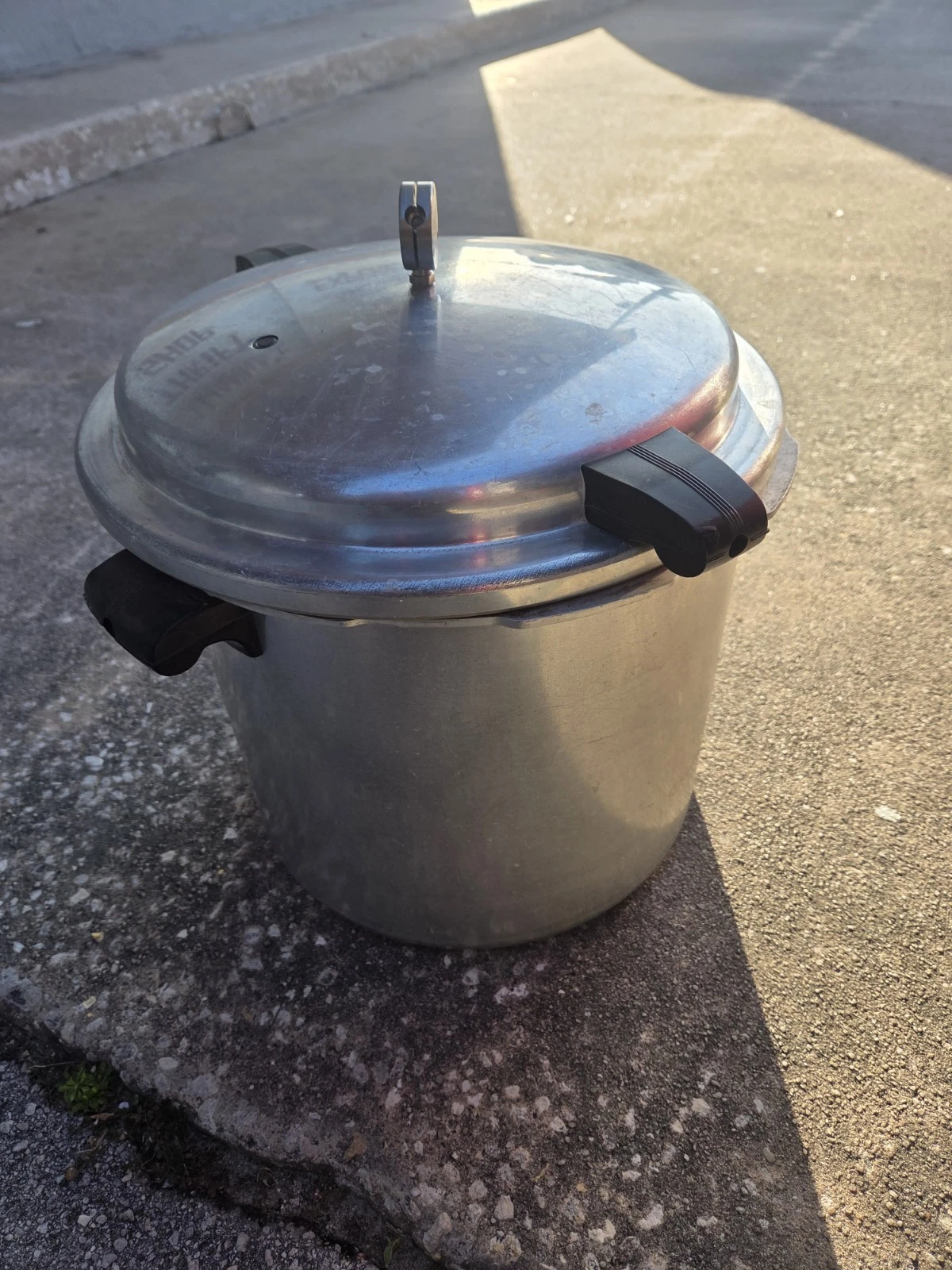 Aluminum Stove Top Pressure Cooker Silver Locking Lid Safety Valve 2 New Seals
