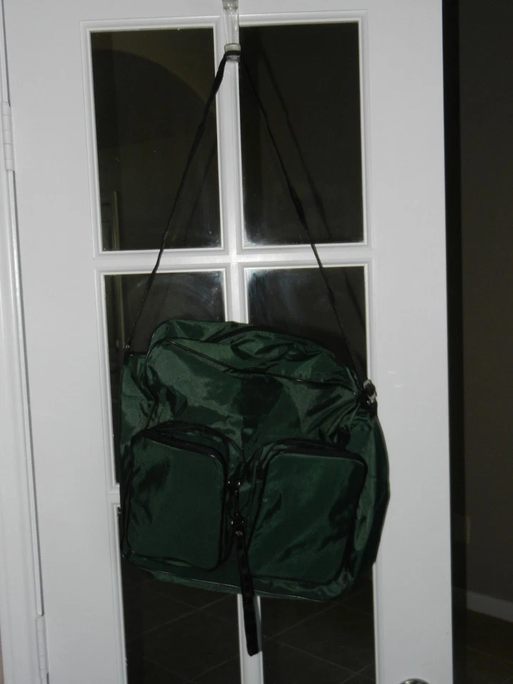 TOPPERS - BOLSA DE MANO EXPANDIBLE 8" X 5.5" X 3.5" CON BOLSILLOS Y CORREA - VERDE Foto 4 de 4