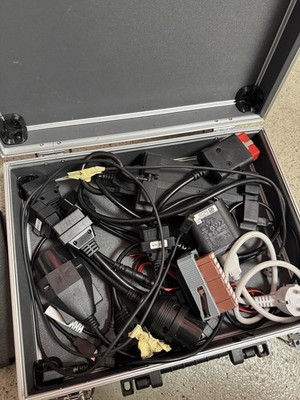Laptop mit OBD-Scanner und Diagnose