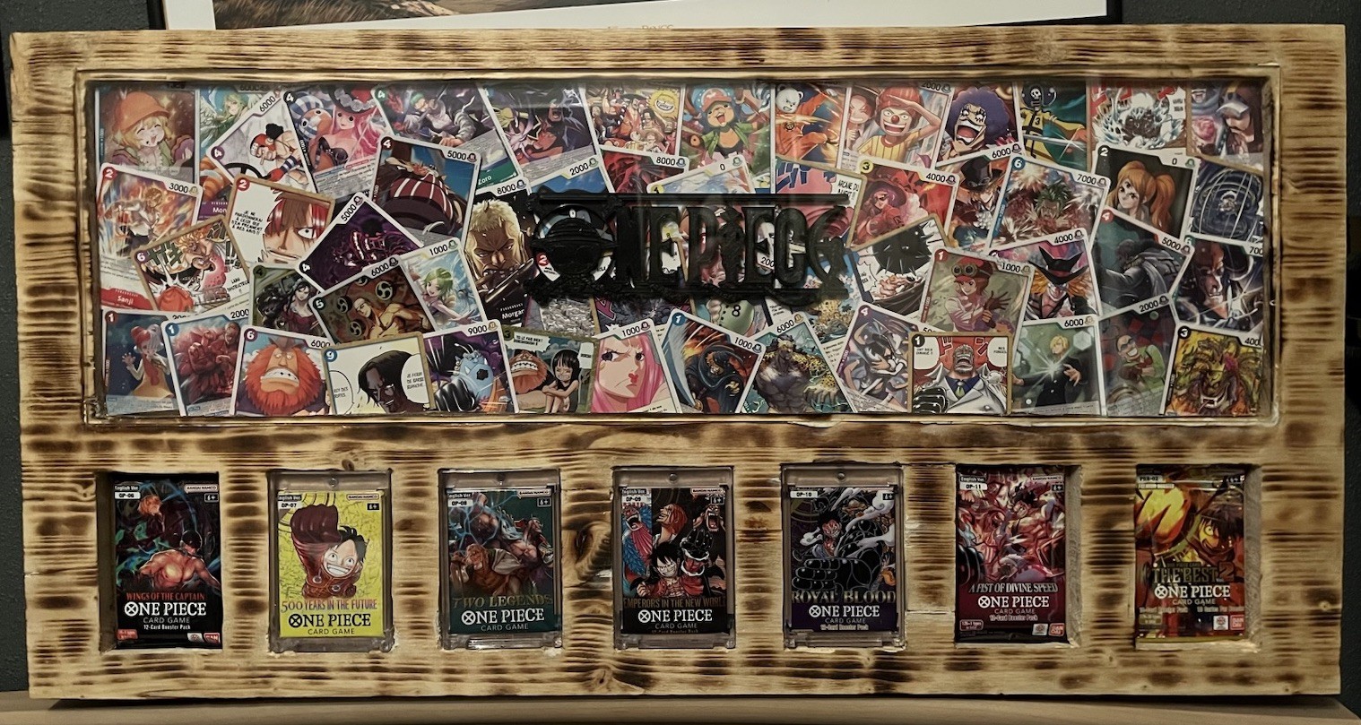 Présentoir One Piece Card Game en bois pour décorer votre salle de jeu