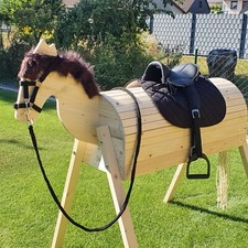 Holzpferd Voltigierpferd Holzpony Pferd Pony braune Mähne schwarzer Sattel beweg