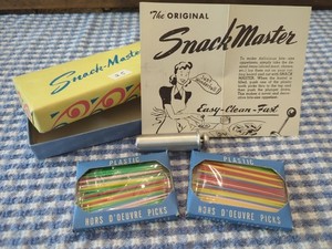 The Original Snack Master Appetizer Maker... Vintage... Half Inch Circles