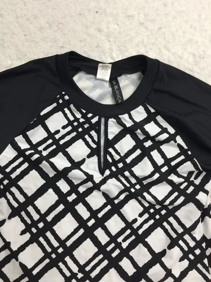 Top de natación La Blanca con protección contra erupciones para mujer M mediano blanco negro estampado a cuadros cuello dividido Foto 2 de 4