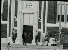 1972 Press Photo Helping Hand Institute residents wait outside job offers