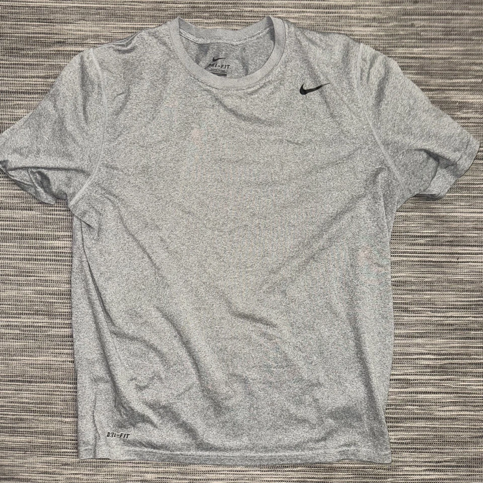 Camisa Hombre Nike Goma Gris XL. Equipo de gimnasio deportivo usado en excelente estado. Foto 3 de 4