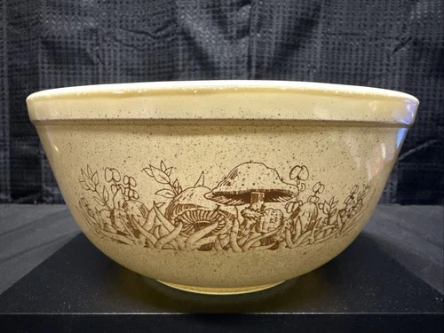 Vintage Pyrex Forest Fancies Mushroom #403  2.5 Qt Bowl.