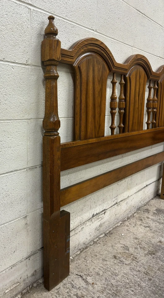 Cabecero vintage tamaño queen estilo tradicional tres paneles husillos torneados Foto 2 de 4