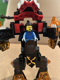 LEGO NEXO KNIGHTS: Infernox Captures the Queen (70325) - 95% Complete