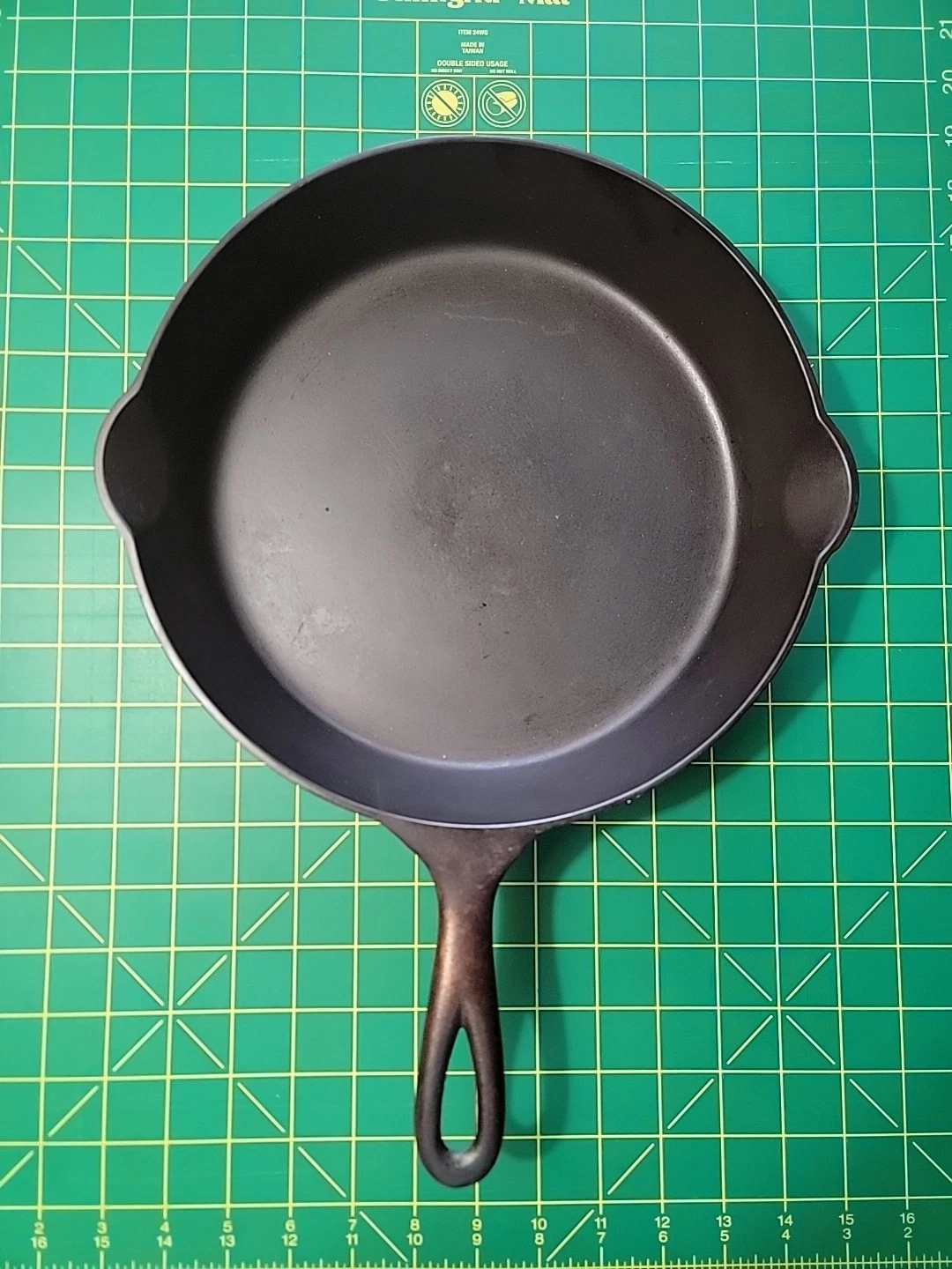 Erie Pre-Griswold #8 Cast Iron Skillet 704 Very Good Condition