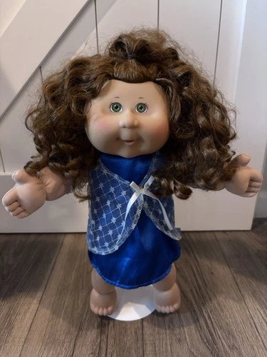 2004 Cabbage patch play along PA-7, Green Eyes, curly hair wearing a cpk dress.