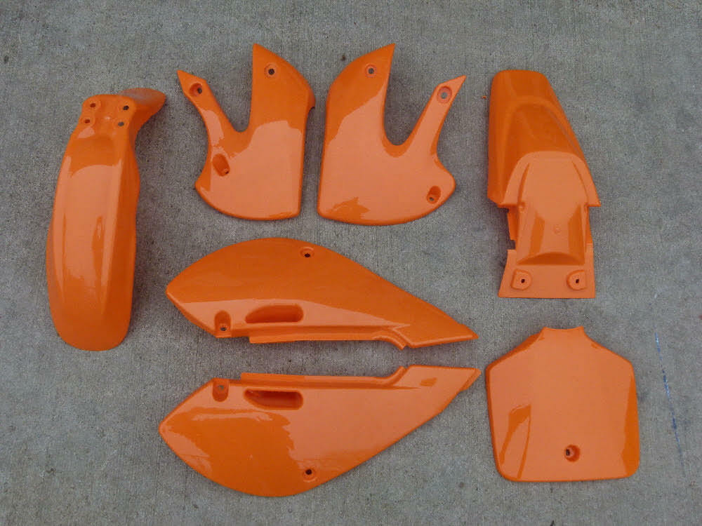 Carénage orange type KLX 110 pour les sorties tout-terrain en dirt bike