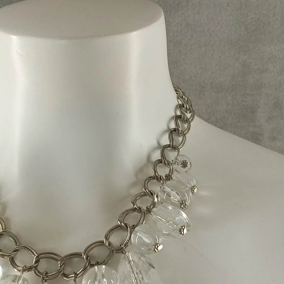 Collar llamativo de acrílico para mujer talla única plateado enchapado en latón Foto 3 de 4