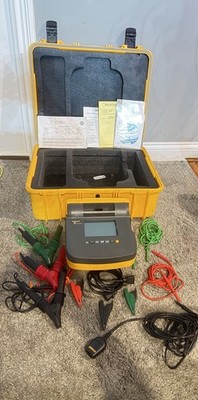 Fluke 1555 10kV Insulation Resistance Tester Megohmmeter Kit Tested w/ Case