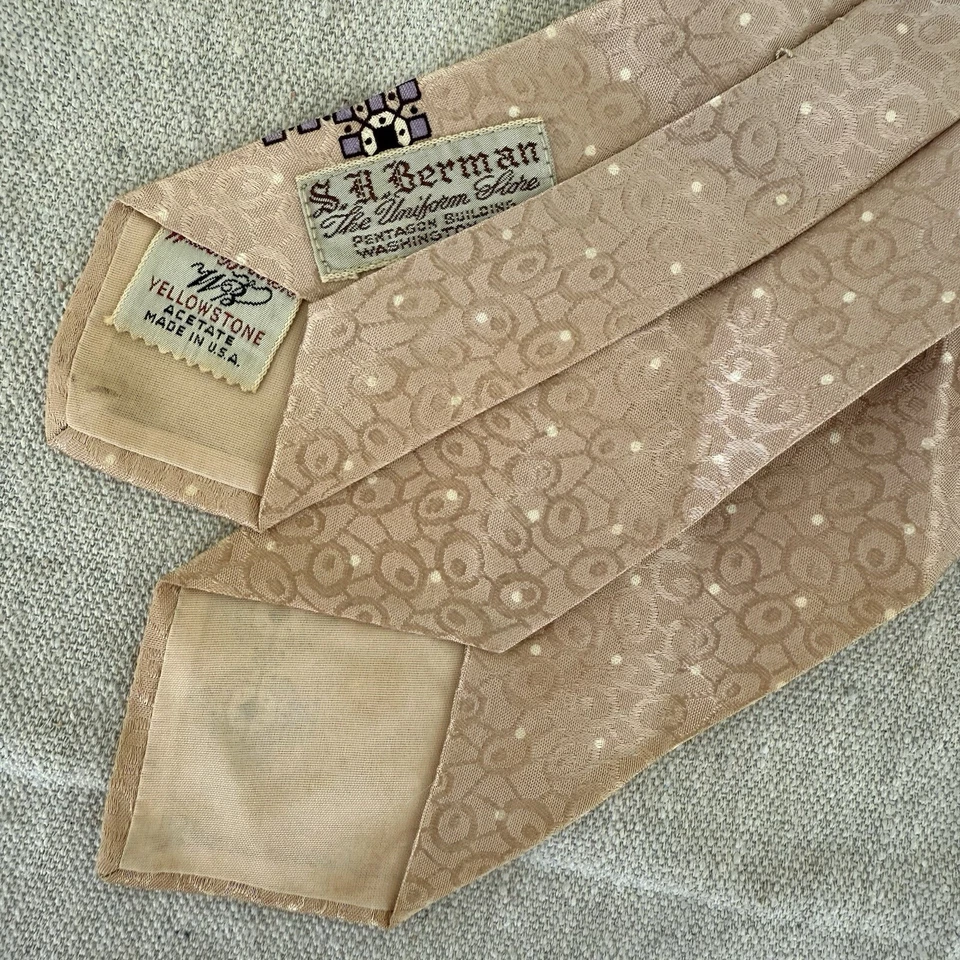 Corbata de Colección Wilson Brothers Yellowstone Rubor Rosa Estampado Geométrico Foto 3 de 4