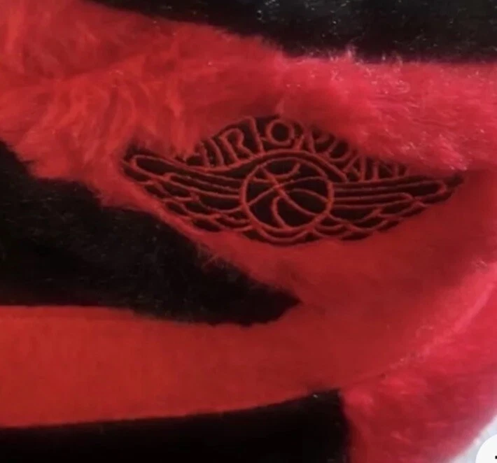 NEW Nike Dunk Slippers Unisex Black Red  One Size Fits All ages 10-17 Teenagers - Image 2 of 2