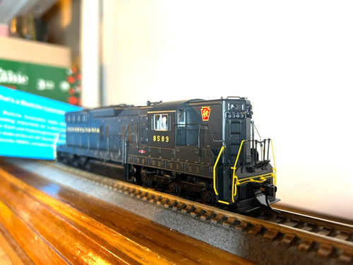 B.L.I. #5072 P.R.R. EMD SD7 High Hood Diesel Loco #8589 con sonido 1:87 Blue Line | Zustand: New