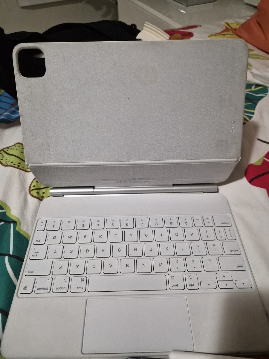 Apple iPad Air (5th Gen) + Magic Keyboard + Apple Pencil 2