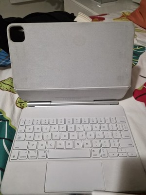 Apple iPad Air (5th Gen) + Magic Keyboard + Apple Pencil 2