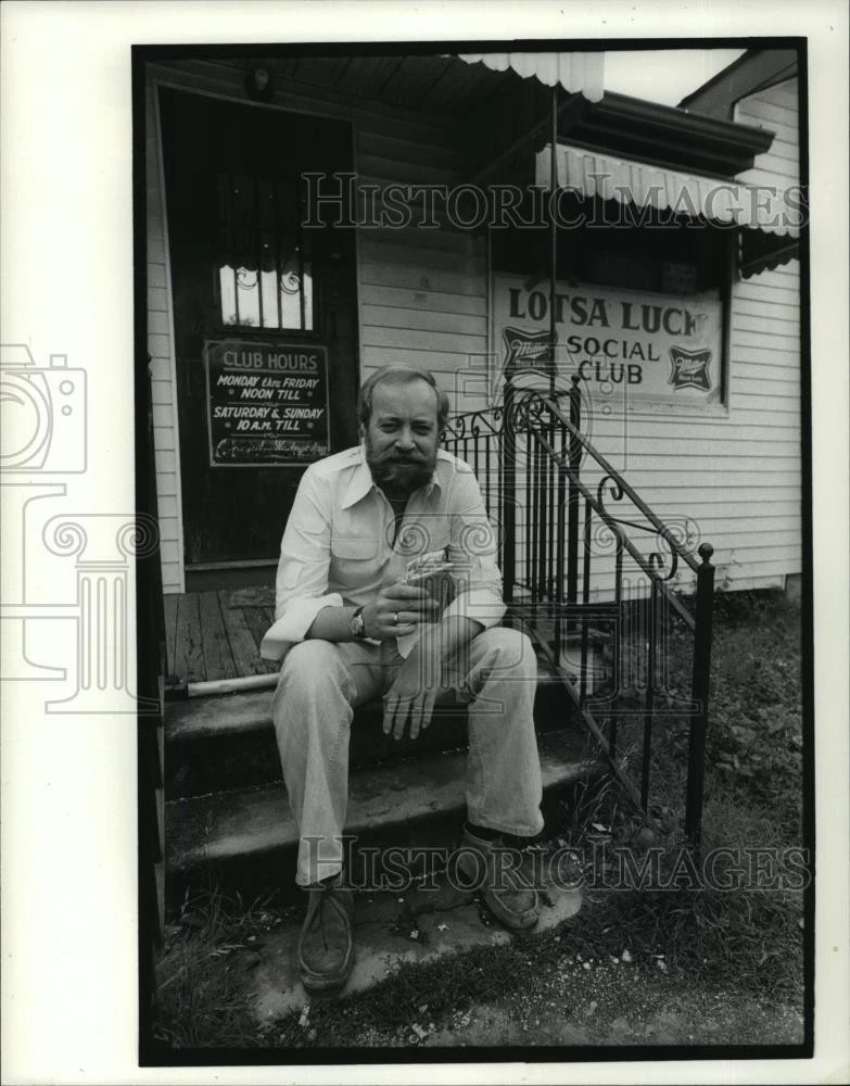 1980 Press Photo John Beyer, producer/director, eats sandwich in front of club