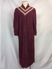 Vanity Fair Petites Velour Robe Medium M Burgundy Long Sleeve Embroidered V-Neck