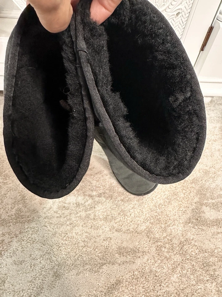 Bota de invierno UGG Classic Tall II negra para mujer talla 8 gamuza forrada en piel de oveja Foto 4 de 4