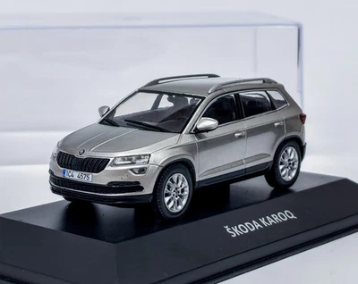 DE AGOSTINI Skoda Karoq (2017) grau metallic + Plexiglasbox DeA 1:43