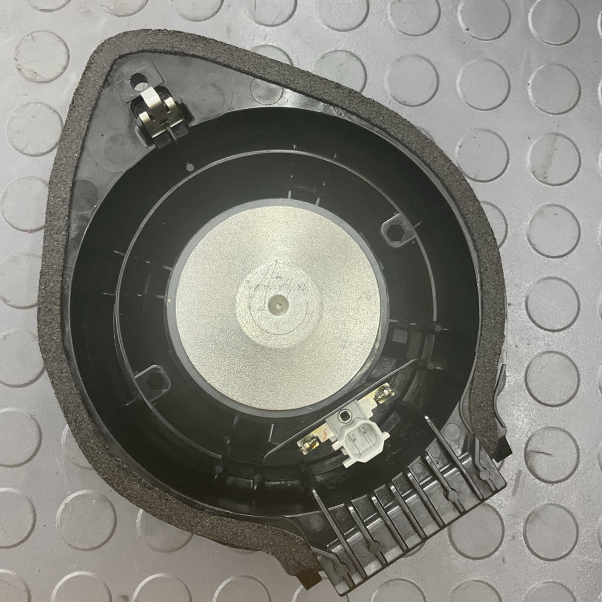 2019-2023 CHEVY CRUZE MALIBU RIGHT REAR BOSE PREMIUM DOOR SPEAKER