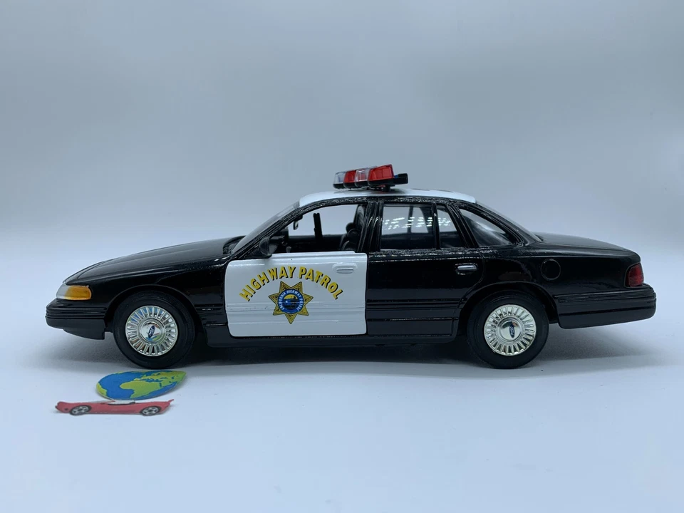 Code 3 Ford Crown Victoria Highway Patrol, scala 1:24 - 1:25, vintage (2078) - Immagine 3 di 4