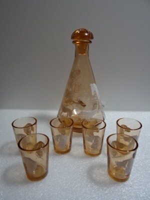 Mid Century Glaskaraffe verziert mit einem Jäger, Hunden und einem Fuchs.