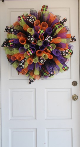 XL Curly Halloween Mesh Wreath, 29” Spooky Eyeballs Door Decor - Picture 5 of 5