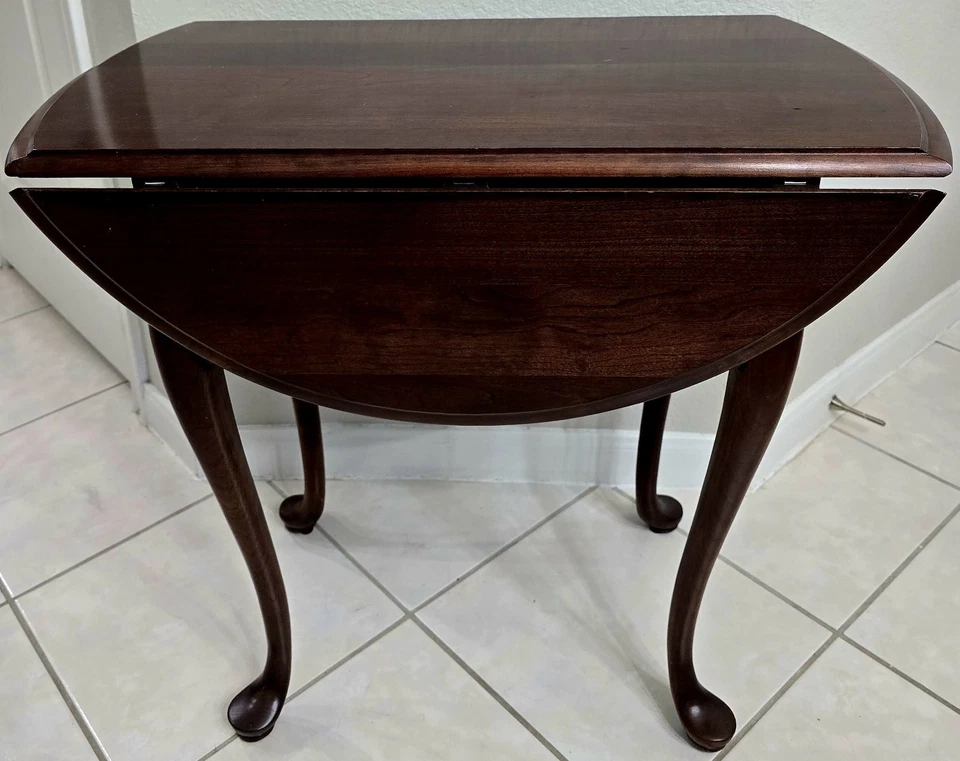 Mesa Kincaid Furniture Mfg EE. UU. Hoja Caída de Nogal Sólido Provincial Francés Foto 3 de 4