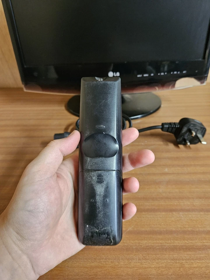 LG Flatron M1962DL 19” HD LCD TV Plus Remote Controller Black - Image 3 of 4