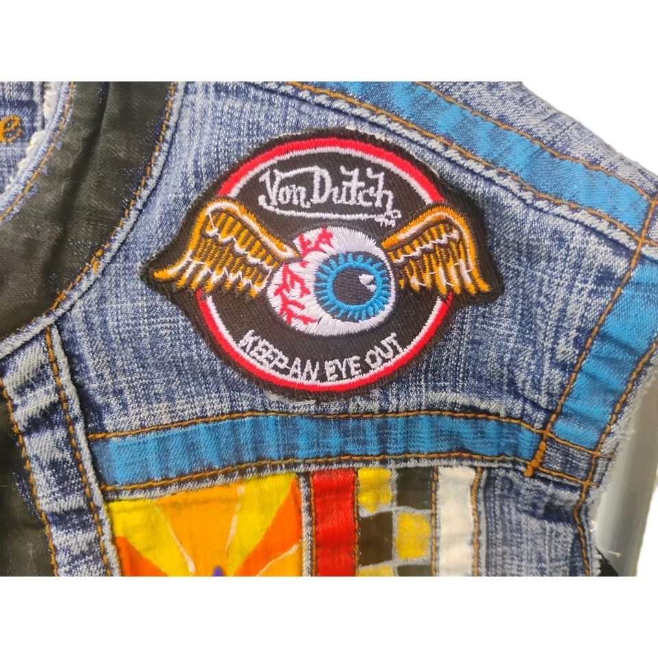 "1984 👁️M.O.T." Colete vintage pintado à mão por Parish+Davis🖌️ - Imagem 4 de 4