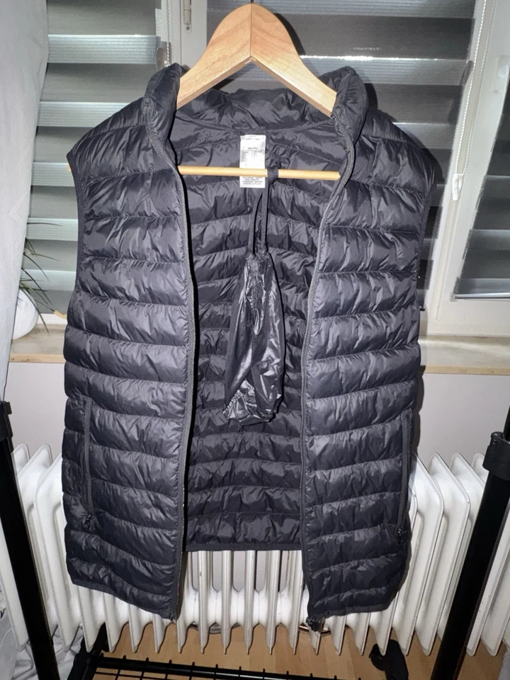 DECATHLON Herren Steppweste Schwarz Stehkragen Reißverschluss Taschen Gr. S - Bild 2 von 3