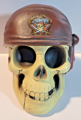 Disney World 2007 Pirates of the Caribbean Skull Container Stash Box & Treasure