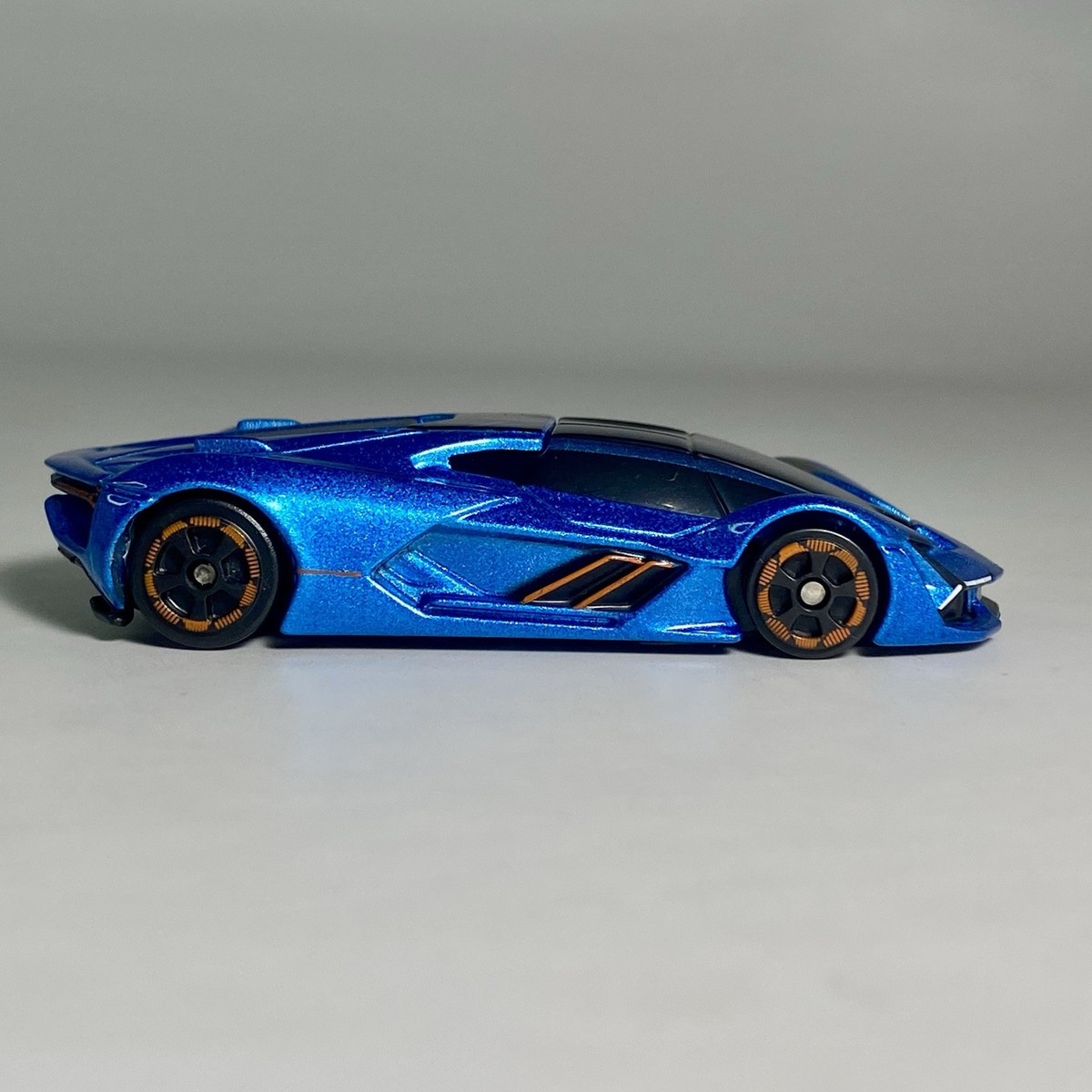 Maisto Lamborghini Terzo Millennio 1:64 Diecast Diorama Model Car
