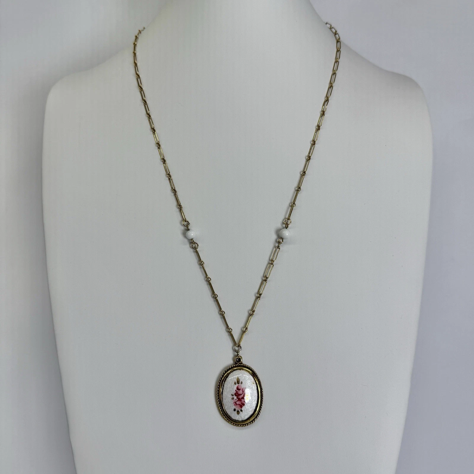 Elegant Floral Porcelain Pendant Gold Tone Vintage Necklace Jewelry N301