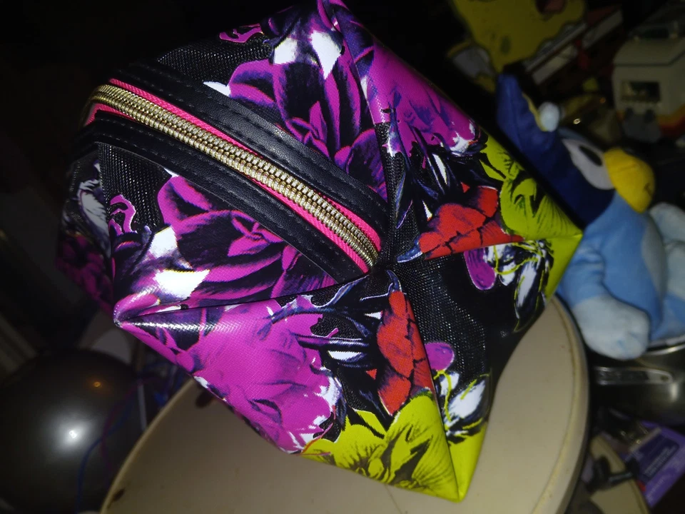 Bolso de Maquillaje/Aseo Victoria Secret Cosmético "BOMBSHELL RUNAWAY" Flor Salvaje Foto 3 de 4