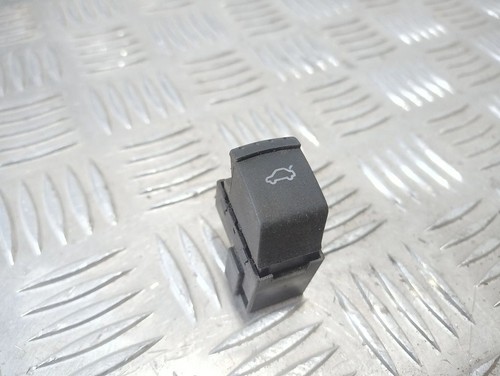 Volkswagen PASSAT B5.5 Schalter Kofferraum Heckklappe Kofferraumdeckel UST93803