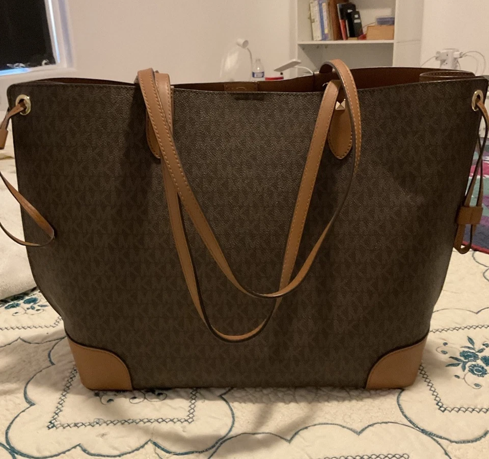 Bolso de Mano Michael Kors Mujer Signature Logo Grande Abierto Marrón Foto 2 de 4