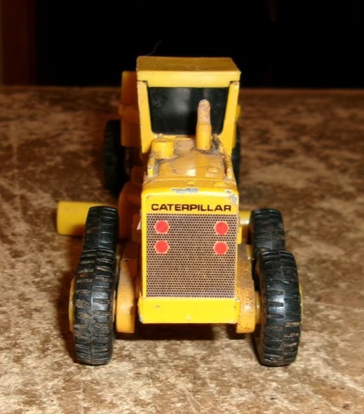 1/64 ertl CAT road grader has play wear good used - Image 4 of 4