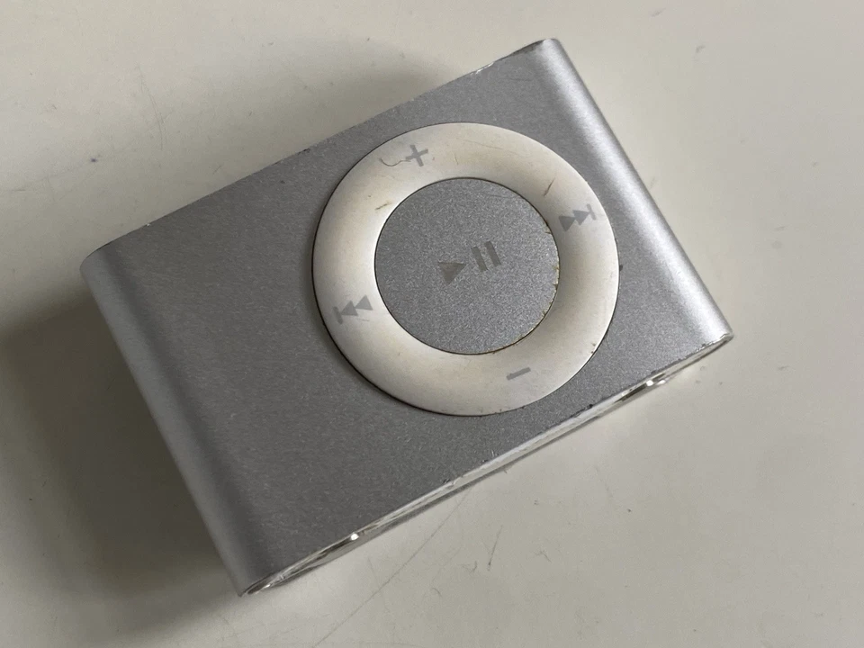 IPOD SHUFFLE 2nd Generation A1204 Silver & Docking Speaker Chargr *IPOD FAULTY* - Image 4 of 4