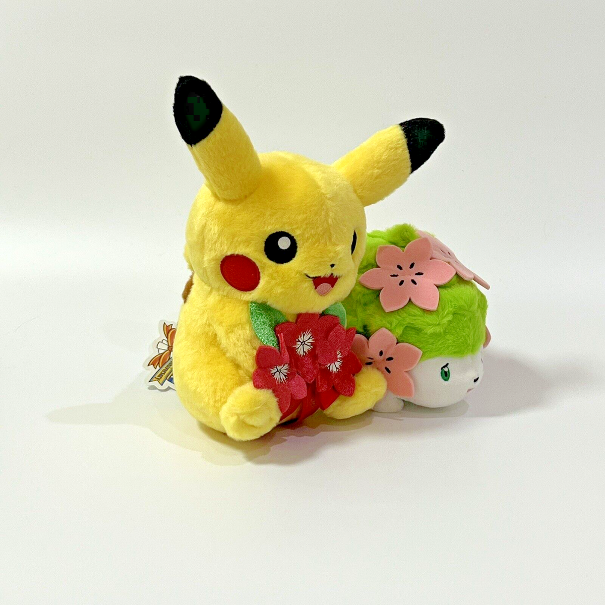 Svelati i peluche da abbracciare di Pikachu e Sprigatito - Pokémon Millennium