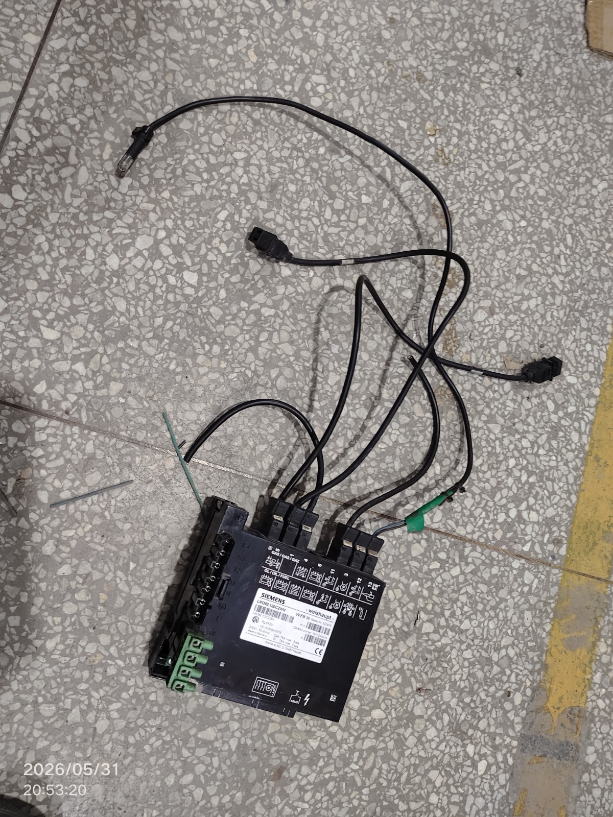 SIEMENS LMO82.120C2WH Burner Control Unit with a little damaged shell