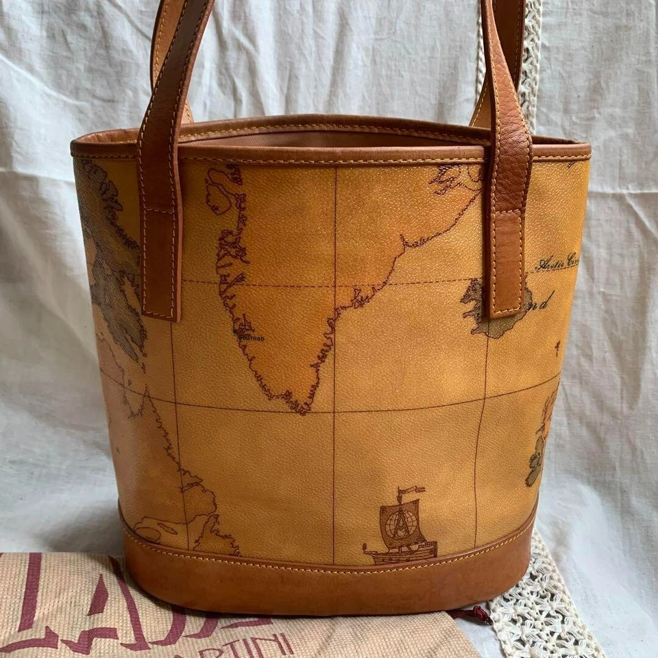 Bolsa tote Alviero Martini 1A Classe Prima Classe estampa mapa geográfico marrom usada - Imagem 4 de 4
